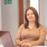 Asesora profesional de Facturo Colombia trabajando con software de facturación electrónica en su computadora portátil